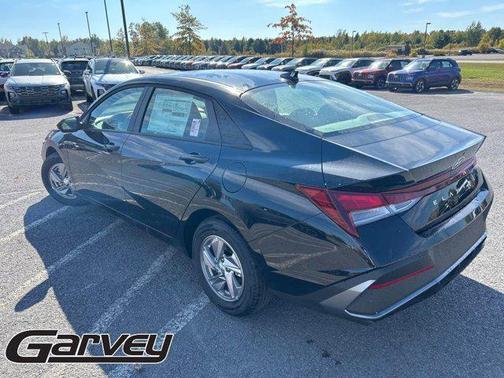 Abyss Black 2025 Hyundai ELANTRA SE