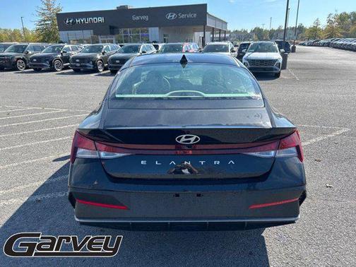 Abyss Black 2025 Hyundai ELANTRA SE