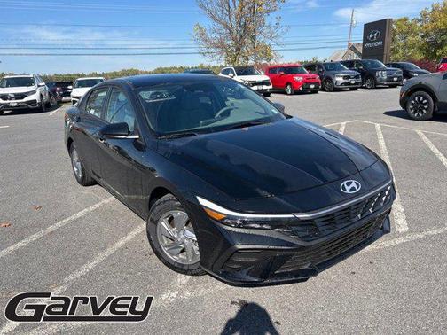 Abyss Black 2025 Hyundai ELANTRA SE