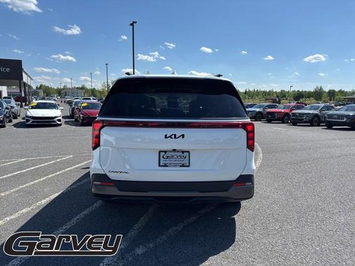 Snow White Pearl 2025 Kia Carnival SX