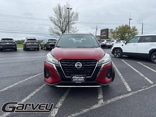 Scarlet Ember Tintcoat/Super Black 2021 Nissan Kicks SR
