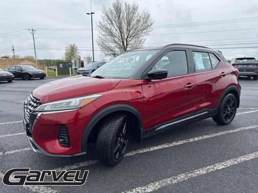Scarlet Ember Tintcoat/Super Black 2021 Nissan Kicks SR