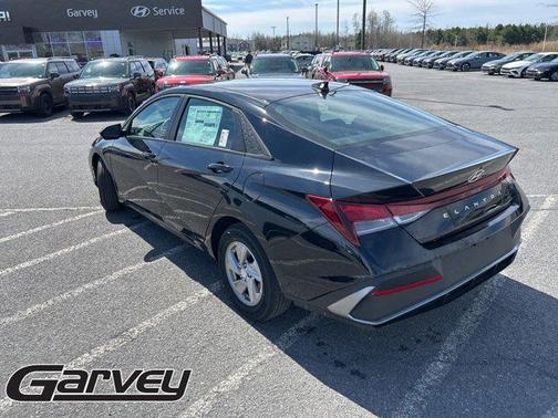 Abyss Black 2025 Hyundai ELANTRA SE