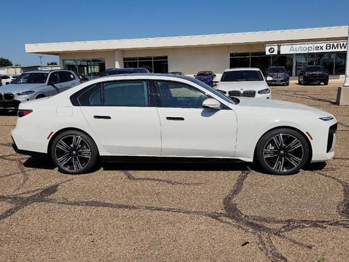 Alpine White 2025 BMW 760 760i xDrive