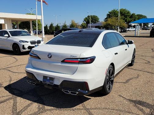 Alpine White 2025 BMW 760 760i xDrive