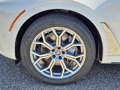 Alpine White 2026 BMW X7 xDrive40i