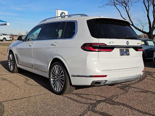Alpine White 2026 BMW X7 xDrive40i