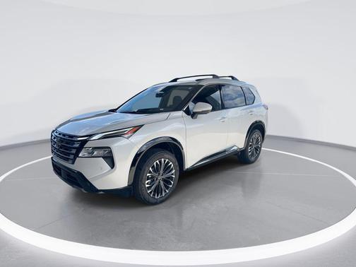 Everest White Pearl Tricoat 2026 Nissan Rogue Platinum