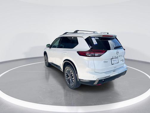 Everest White Pearl Tricoat 2026 Nissan Rogue Platinum