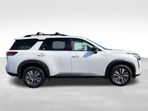 Everest White Pearl Tricoat 2026 Nissan Pathfinder SL