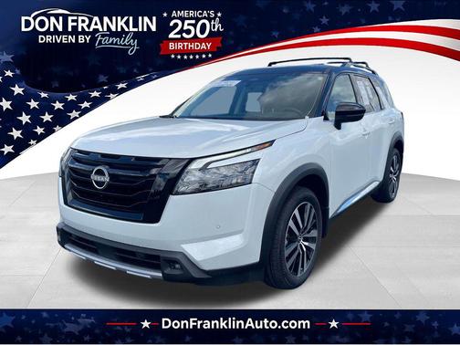 Everest White Pearl Tricoat/Super Black 2025 Nissan Pathfinder Platinum 4WD