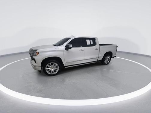 Iridescent Pearl Tricoat 2023 Chevrolet Silverado 1500 High Country