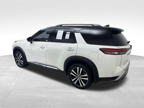 Pearl White Tricoat/Super Black 2024 Nissan Pathfinder Platinum 4WD