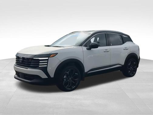 Aspen White Tricoat/Super Black 2026 Nissan Kicks SR