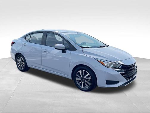 Gray Sky Pearl 2023 Nissan Versa 1.6 SV