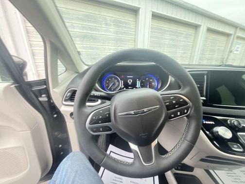 Diamond Black Crystal Pearlcoat 2024 Chrysler Pacifica Touring L