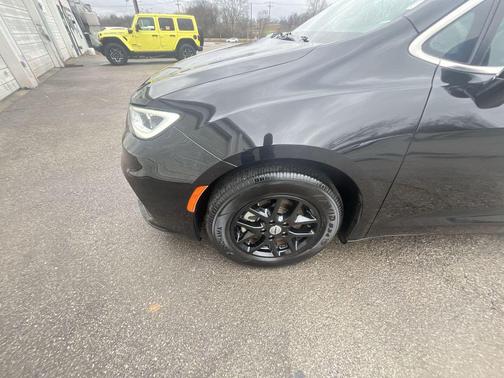 Diamond Black Crystal Pearlcoat 2024 Chrysler Pacifica Touring L