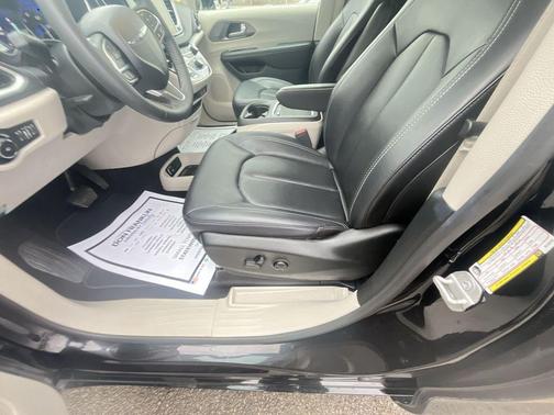 Diamond Black Crystal Pearlcoat 2024 Chrysler Pacifica Touring L