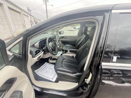 Diamond Black Crystal Pearlcoat 2024 Chrysler Pacifica Touring L