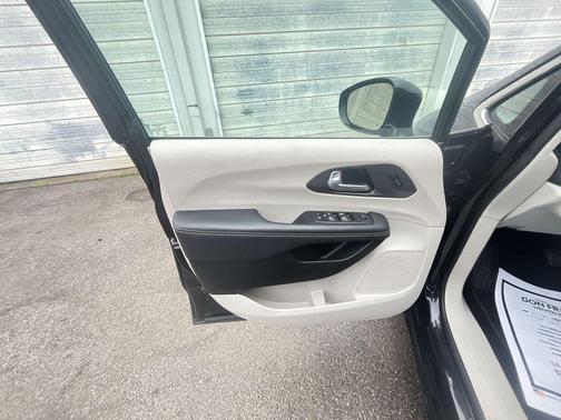 Diamond Black Crystal Pearlcoat 2024 Chrysler Pacifica Touring L