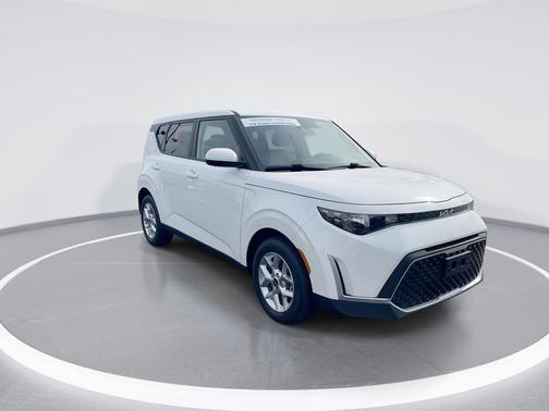 Snow White Pearl 2025 Kia Soul LX