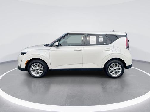 Snow White Pearl 2025 Kia Soul LX