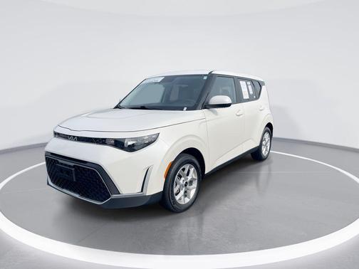 Snow White Pearl 2025 Kia Soul LX