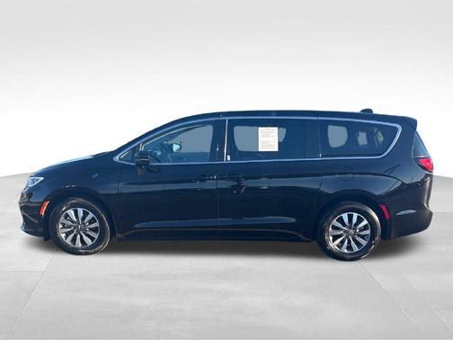 Diamond Black Crystal Pearlcoat 2024 Chrysler Pacifica Hybrid Select