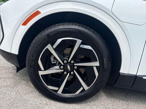 Summit White 2024 Chevrolet Equinox EV 2LT