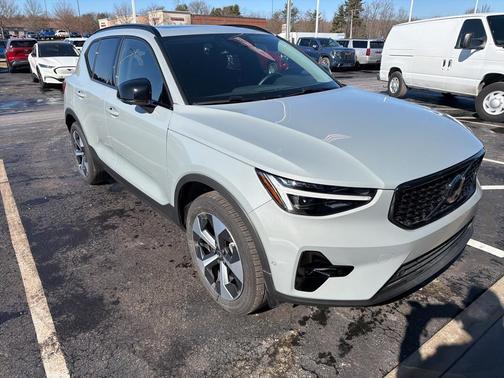 2026 Volvo XC40 Plus, B5 AWD Gas (mild hybrid), Dark