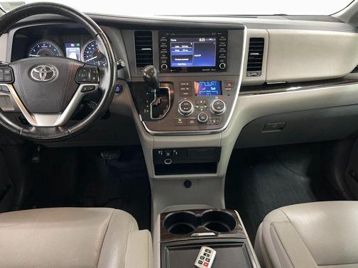 2019 Toyota Sienna XLE