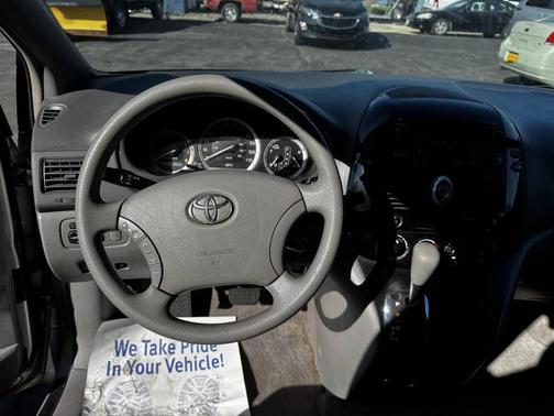 2005 Toyota Sienna LE