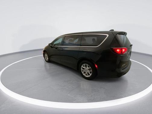 Brilliant Black Crystal Pearlcoat 2021 Chrysler Voyager LX