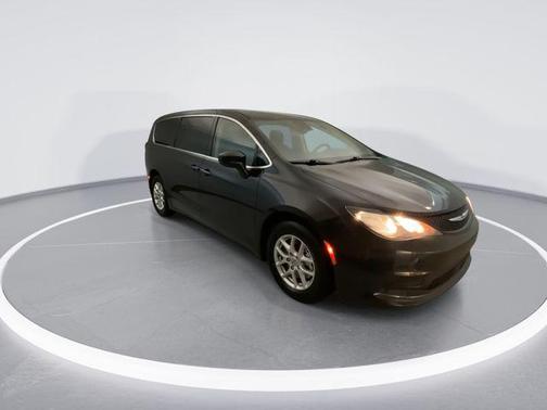 Brilliant Black Crystal Pearlcoat 2021 Chrysler Voyager LX