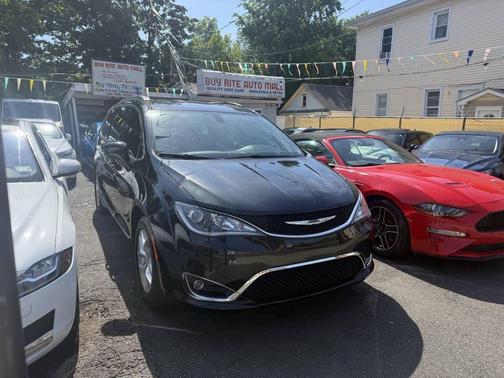 Brilliant Black Crystal Pearlcoat 2017 Chrysler Pacifica Touring-L