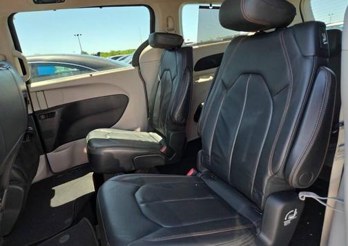 Brilliant Black Crystal Pearlcoat 2017 Chrysler Pacifica Touring-L