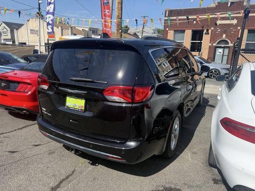 Brilliant Black Crystal Pearlcoat 2017 Chrysler Pacifica Touring-L