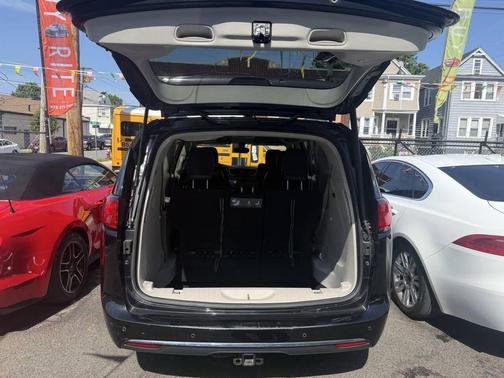 Brilliant Black Crystal Pearlcoat 2017 Chrysler Pacifica Touring-L