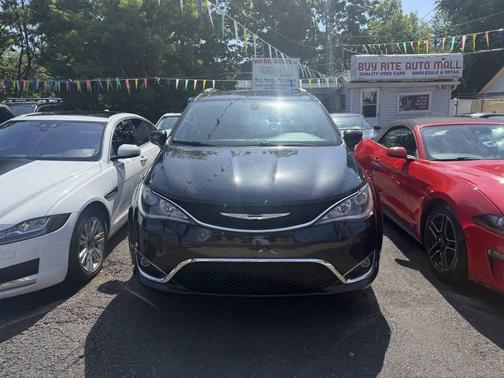 Brilliant Black Crystal Pearlcoat 2017 Chrysler Pacifica Touring-L