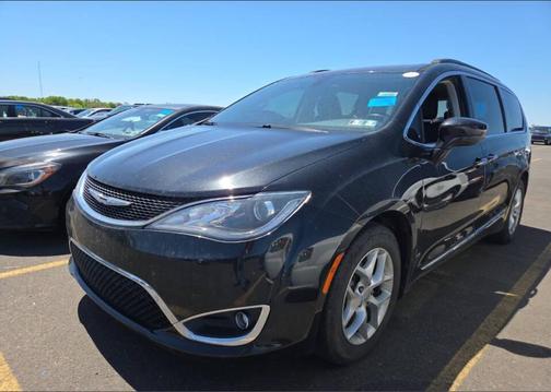 Brilliant Black Crystal Pearlcoat 2017 Chrysler Pacifica Touring-L