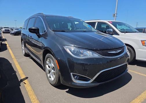 Brilliant Black Crystal Pearlcoat 2017 Chrysler Pacifica Touring-L