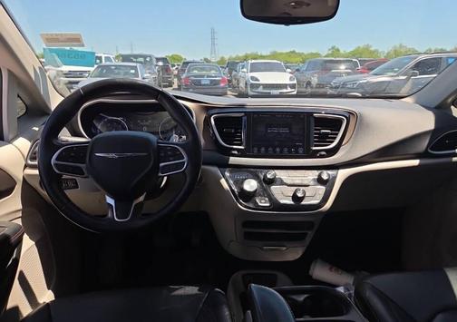 Brilliant Black Crystal Pearlcoat 2017 Chrysler Pacifica Touring-L