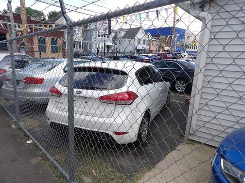 White 2017 Kia Forte LX
