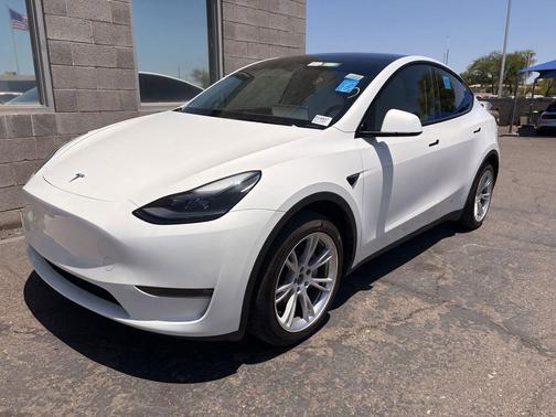 Pearl White Multi-Coat 2024 Tesla Model Y Long Range Dual Motor All-Wheel Drive