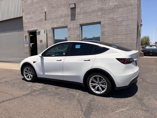 Pearl White Multi-Coat 2024 Tesla Model Y Long Range Dual Motor All-Wheel Drive