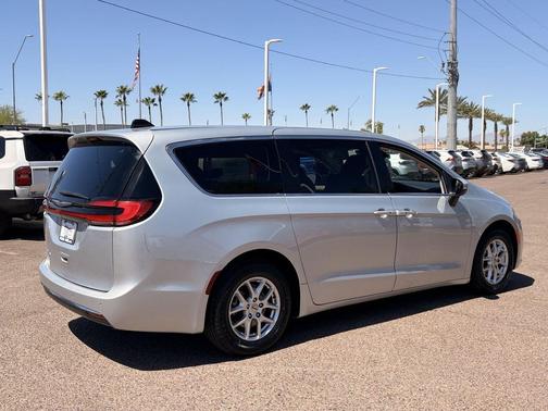 Silver Mist 2023 Chrysler Voyager LX
