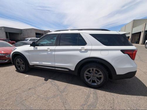 Star White Metallic Tri-Coat 2025 Ford Explorer Active