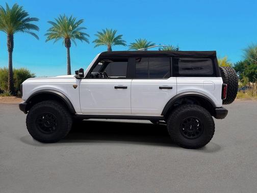 Oxford White 2023 Ford Bronco Badlands