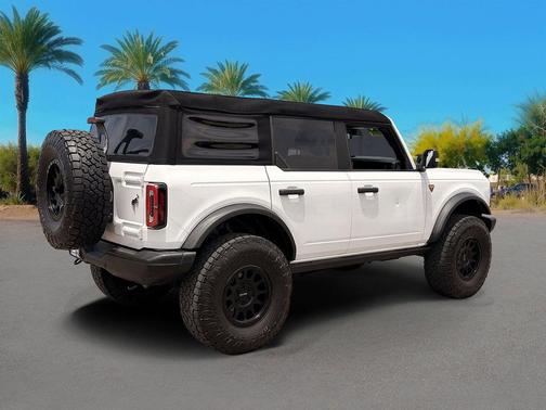 Oxford White 2023 Ford Bronco Badlands