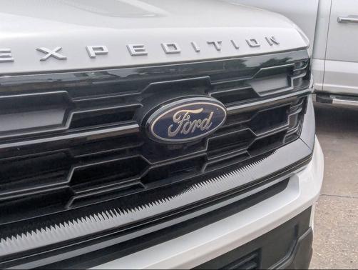 Oxford White 2025 Ford Expedition Active